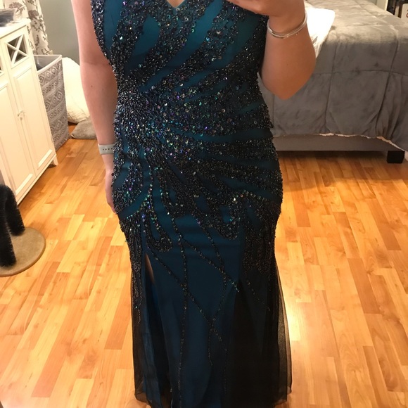 Sean Collection Gown - Picture 2 of 5